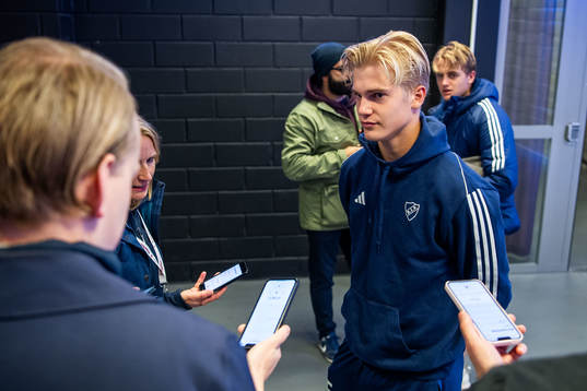Djurgårdens Lucas Bergvall i mixade zonen