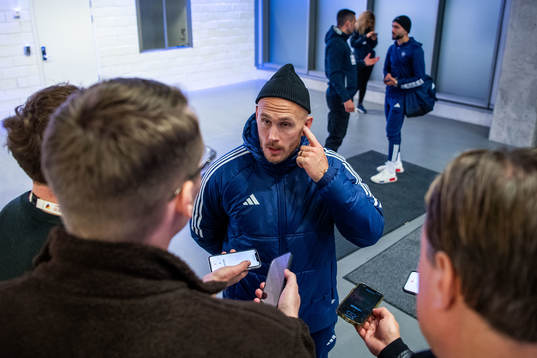 Djurgårdens Magnus Eriksson i mixade zonen