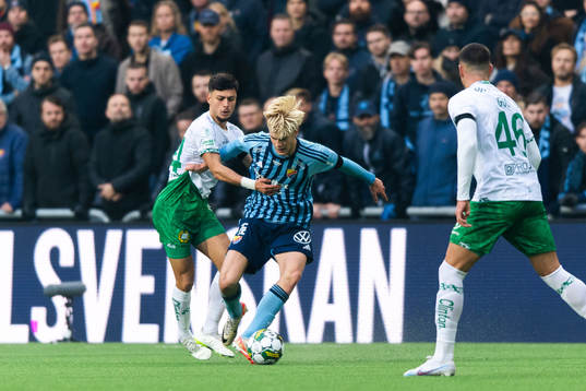 Hammarbys Alper Demirol och Djurgårdens Lucas Bergvall
