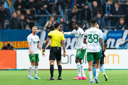 Hammarbys Simon Strand och Nathaniel Adjei reagerar på