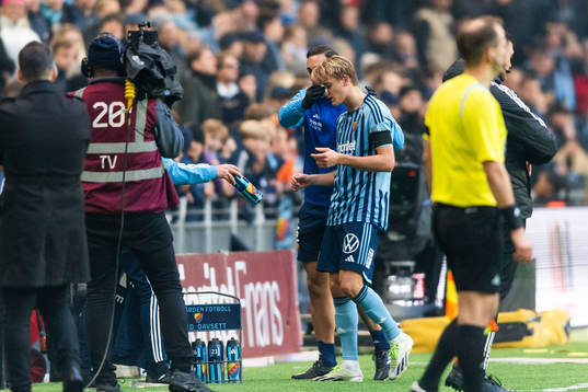 Djurgårdens Oskar Fallenius får vård