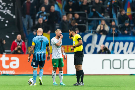 Hammarbys Simon Strand och domare Mohammed Al-Hakim