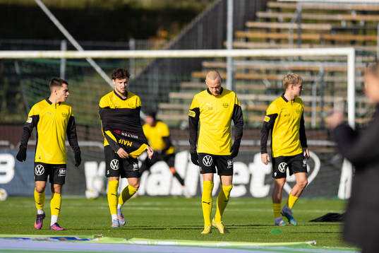 Mjällbys spelare värmer upp