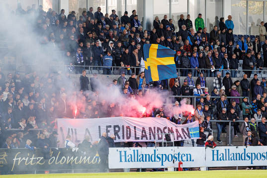 Halmstads supportrar med svensk flagga
