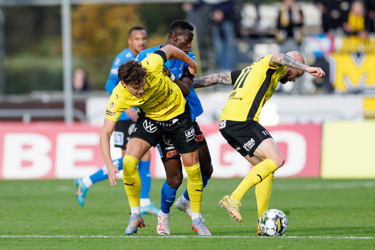 Mjällbys Colin Rösler och Adam Ståhl mot Halmstads Naeem