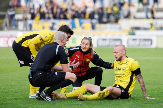 Mjällbys Adam Ståhl får behandling