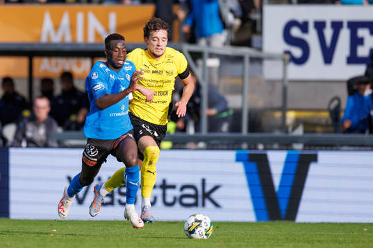 Halmstads Naeem Mohammed och Mjällbys Colin Rösler