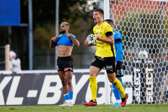 Mjällbys Arvid Brorsson jublar