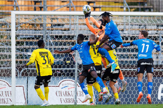 Mjällbys målvakt Noel Törnqvist boxar bort bollen