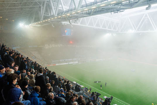 Rök på arenan innan fotbollsmatchen i Allsvenskan mellan