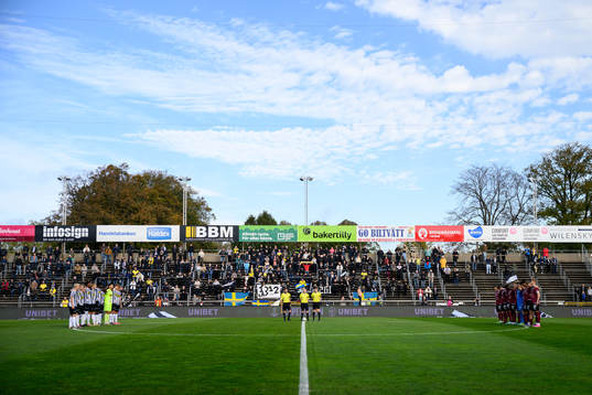 Tyst minut innan fotbollsmatchen i Superettan mellan
