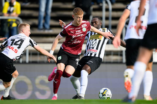 Landskronas David Edvardsson och Landskronas Kofi Asare mot