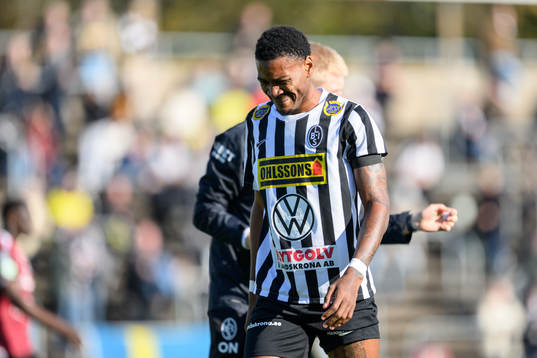 Landskronas Samuel Kotto deppar och lämnar planen