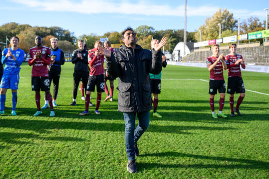 Västerås SKs tränare Kalle Karlsson jublar