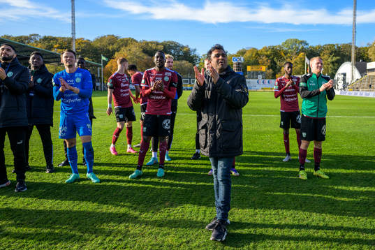 Västerås SKs tränare Kalle Karlsson jublar