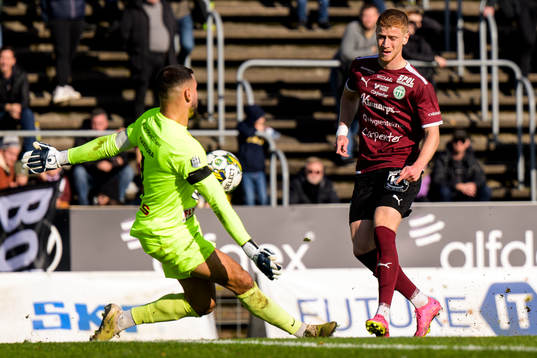 Landskronas målvakt Amr Kaddoura och Västerås SKs Daniel