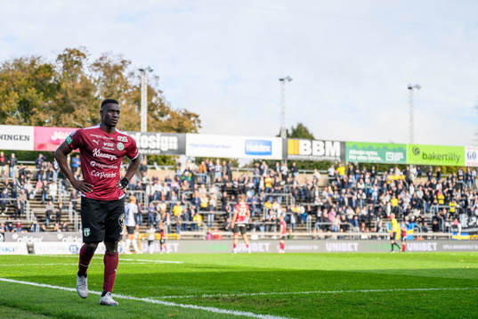 Västerås SKs Ibrahim Yalatif Diabaté lämnar planen