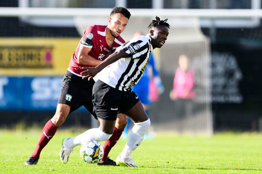 Västerås SKs Alex Douglas och Landskronas Xavier Odhiambo