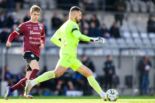 Västerås SKs Anders Hellblom och Landskronas målvakt Amr