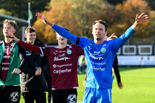 Västerås SKs målvakt Anton Fagerström jublar