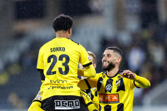 Momodou Lamin Sonko Häckens jublar