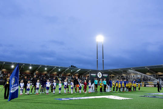 Lagen på line up innan fotbollsmatchen i Allsvenskan