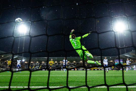 Häckens Edward Chilufya skjuter 2-1 i mål bakom IFK
