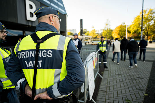 Ordningsvakter utanför arenan