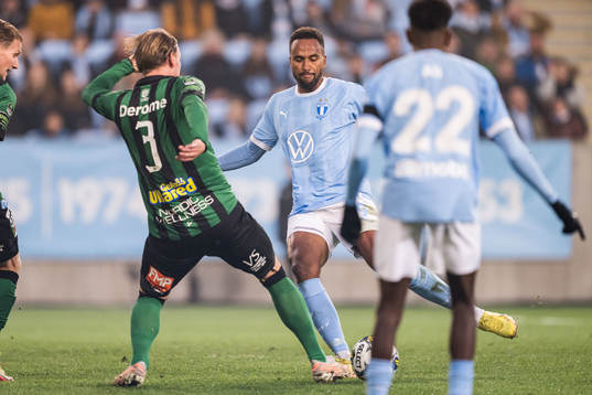 Varbergs Hampus Zackrisson och Malmö FFs Isaac Kiese Thelin