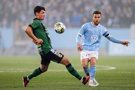 Varbergs Mads Borchers och Malmö FFs Gabriel Busanello