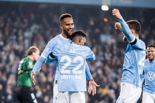 Malmö FFs Isaac Kiese Thelin och Taha Ali jublar