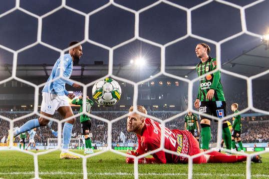 Malmö FFs Isaac Kiese Thelin jublar och Varbergs Fredrik
