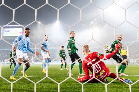 Varbergs Fredrik Andersson räddar mot Malmö FFs Isaac
