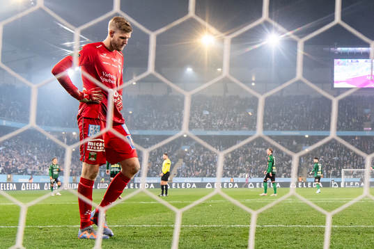 Varbergs målvakt Fredrik Andersson deppar