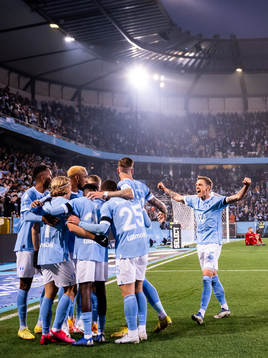 Malmö FFs Sebastian Nanasi jublar med lagkamrater