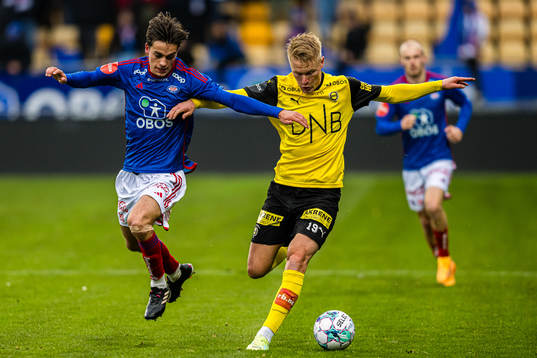 Magnus Riisnæs of Vålerenga and Kristoffer Tønnessen of