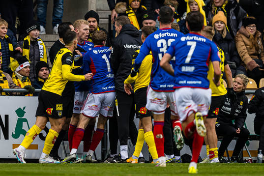 Henrik Bjørdal of Vålerenga reacts