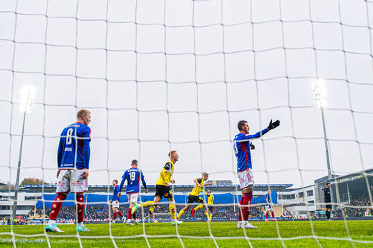 Henrik Bjørdal and Eneo Bitri of Vålerenga looks dejected