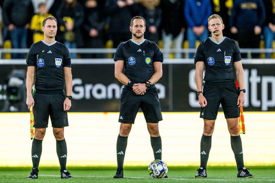 Assisterande domare Mikael Hallin, domare Victor Wolf och