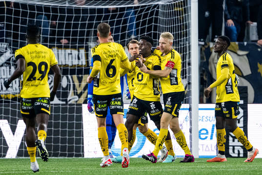 Elfsborgs Michael Baidoo jublar med Elfsborgs Johan Larsson