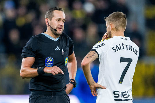 Domare Victor Wolf och AIKs Anton Salétros