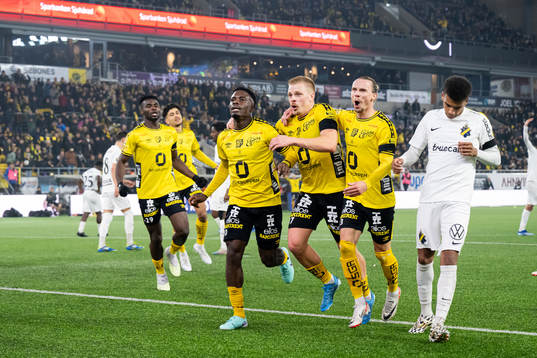 Elfsborgs Michael Baidoo jublar med Per Frick och Niklas