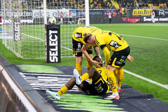 Elfsborgs Michael Baidoo jublar med Niklas Hult