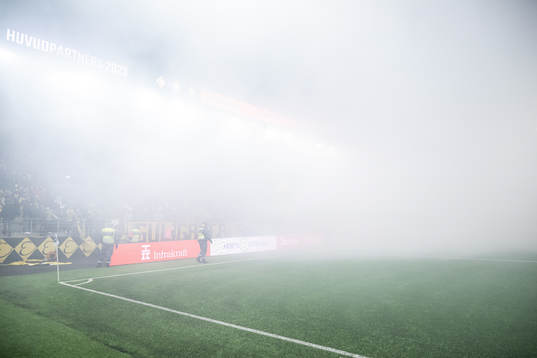 Pyroteknik stoppar tillfälligt spelet