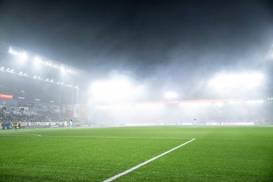Pyroteknik stoppar tillfälligt spelet