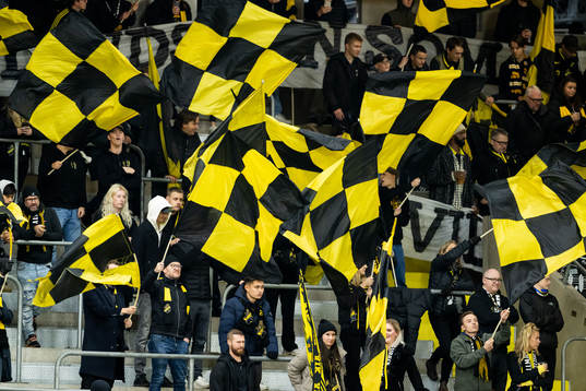AIKs supportrar på läktaren