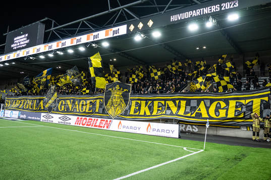 AIKs supportrar med tifo på läktaren