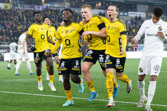Elfsborgs Michael Baidoo jublar med Per Frick och Niklas