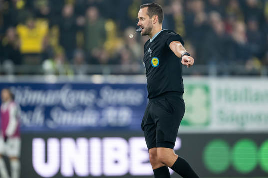 Domare Victor Wolf pekar på straffpunkten