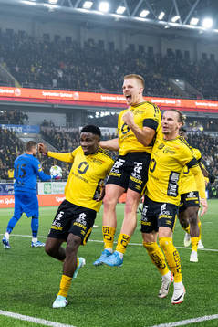 Elfsborgs Michael Baidoo jublar med Per Frick och Niklas